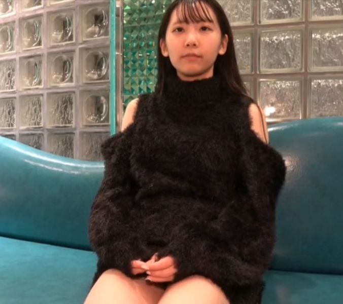 大胸妹精致高颜值的网红脸骚气十足，这么漂亮服务态度又好的妹子哪里找，小哥搞一会就软了，妹子不知疲倦的口交努力让小弟重新举起